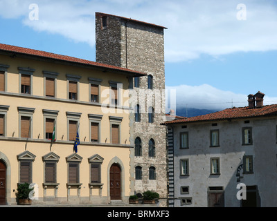 Pistoia - Piazza Duomo und Torre di catelina Stockfoto