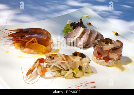 Italienisches Essen erleben Sie Quittungen mit Fisch. Michelin-Sterne-Restaurant auf Ischia Il Melograno. Pasta und Fisch Quittungen Stockfoto