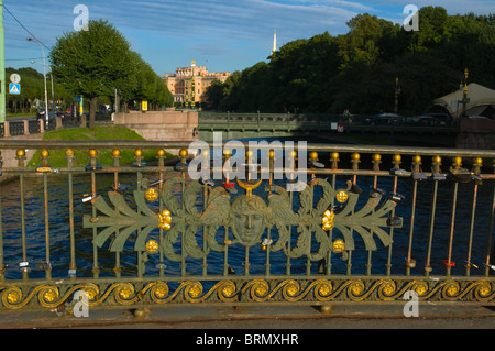 Vorhängeschlösser, die Links von Liebhabern auf einer Brücke über Fluss Moyka St Petersburg Russland Mitteleuropa Stockfoto