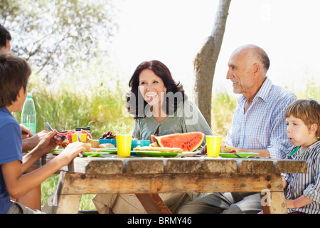 Mehrgenerationen-Familien-Picknick Stockfoto