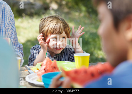 Kleiner Junge bei Picknick gestikulierend Stockfoto