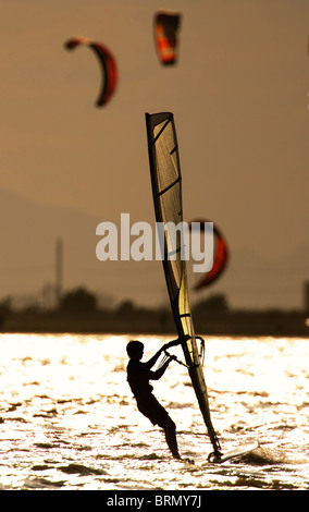 Windsurfer und Kitesurfer am späten Nachmittag in der Bucht von Santa Pola, Spanien Stockfoto