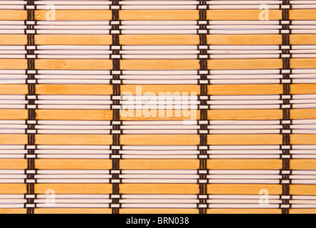 Hölzerne gestreiftes Tischset mit gelben und braunen details Stockfoto