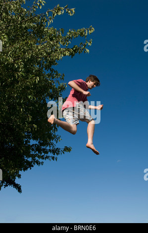 Mann springt Stockfoto