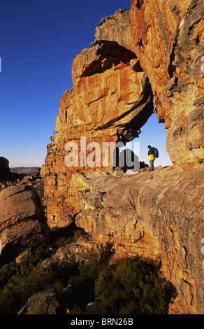 Ein Wanderer steht in der Wolfsberg-Bogen in Cedarberg Mountains im Süden Western Cape Stockfoto