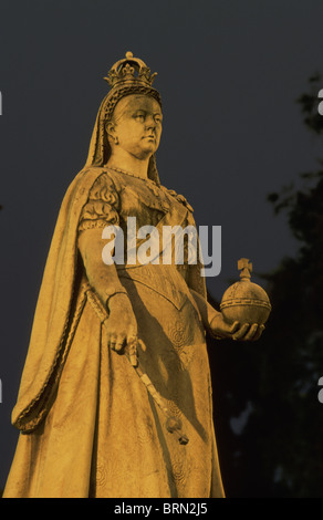 Königin Victoria Statue in Longmarket Straße in Pietermaritzburg, fotografiert am Abend Stockfoto