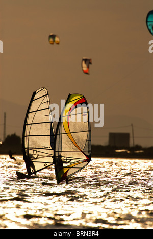 Windsurfer und Kitesurfer am späten Nachmittag in der Bucht von Santa Pola, Spanien Stockfoto