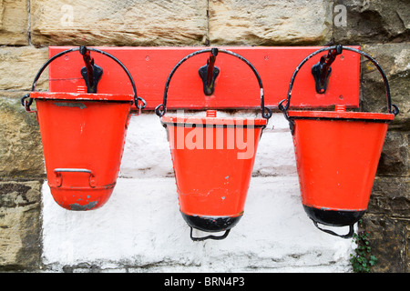 Leuchtend rotes Feuer Eimer an Goathland Station North Yorkshire England Stockfoto