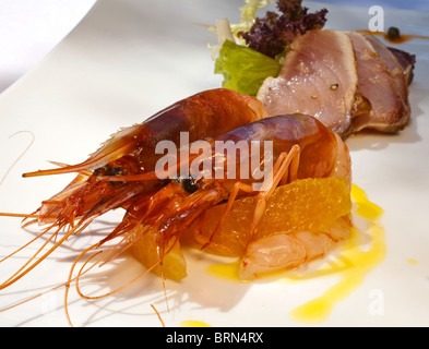 Italienisches Essen erleben Sie Quittungen mit Fisch. Michelin-Sterne-Restaurant auf Ischia Il Melograno. Pasta und Fisch Quittungen Stockfoto