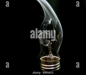 Glühbirne Befestigung Nässen Rauch Bäche zerschlagen Stockfoto