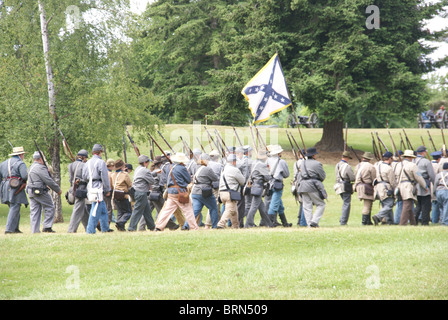 PORT GAMBLE, WA - 20. Juni 2009: Konföderierten Truppen marschieren in Formation Spalte, Bürgerkrieg Schlacht Reenactment, Port Gamble, WA Stockfoto