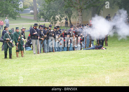 PORT GAMBLE, WA - 20 JUN: Bürgerkrieg Reenactors beteiligen ein Scheingefecht. Union Infanterie Linie feuern eine Salve. Stockfoto