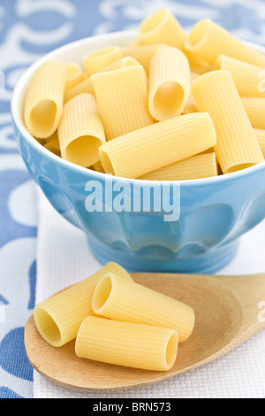 Nahaufnahme der italienischen Pasta in einer blauen Schüssel Stockfoto