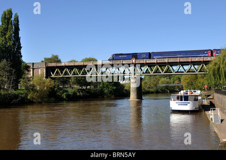 Trainieren Sie auf Brücke über Fluss Severn, Worcester, Worcestershire, England, UK Stockfoto