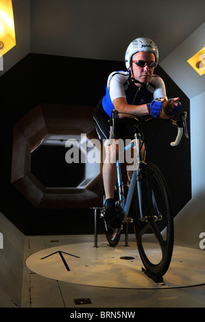 Ein Windkanal-Experiment, optimale Aerodynamik zu finden, für den Radsport Bekleidung und Rennsport Fahrradtechnik Stockfoto