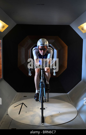 Ein Windkanal-Experiment, optimale Aerodynamik zu finden, für den Radsport Bekleidung und Rennsport Fahrradtechnik Stockfoto