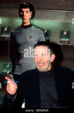 Leonard Nimoy, der Schauspieler, "Spock" in der Fernsehserie Star Trek spielte, unterschreibt Exemplare seines Buches Stockfoto