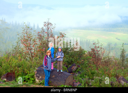 Familie am September Karpaten Berghügel und bewölkten Morgen hinter anzeigen Stockfoto