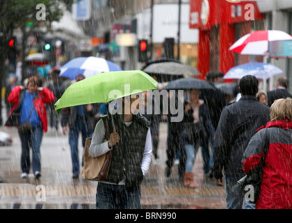 Käufer an einem kalten und regnerischen Tag. Stockfoto