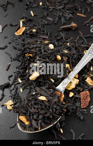 Schwarze Teeblätter trockene in einem Löffel Stockfoto
