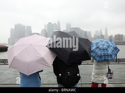 Touristen vor die regnerische Skyline von Manhattan, New York City, USA Stockfoto