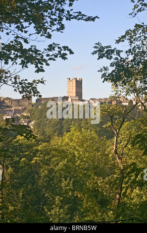 Das Schloss und die Stadt Richmond, North Yorkshire, gesehen von der Waldspaziergang Easby Abbey. Stockfoto