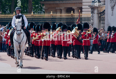 Coldstream Guards Band vor den Toren des Buckingham Palace, London Stockfoto