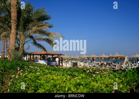 Der Strand und die Strandbar von Baron Palms Resort, Sharm el Sheikh, Ägypten Stockfoto