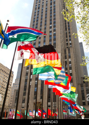 Nation-Flags im Rockefeller Center Plaza, New York Stockfoto