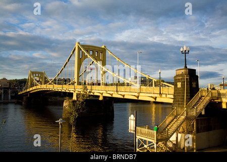 Roberto Clemente Bridge, eine der drei Schwestern Brücken, Fußgänger nur während Baseball-Spiele, Pittsburgh, Pennsylvania Stockfoto