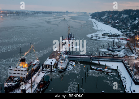 Europa Deutschland Hamburg, Elbe, Strand und Museum Hafen Oevelgoenne im Winter mit Eis und Schnee Stockfoto