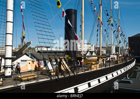 dh SS Great Britain BRISTOL DOCKS BRISTOL SS Great Britain Schiff Deck Rigg Masten und Trichter mit Touristen Stockfoto