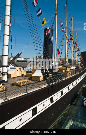 dh SS Great Britain BRISTOL DOCKS BRISTOL SS Great Britain Schiff Deck Rigg Masten und Trichter mit Touristen Stockfoto