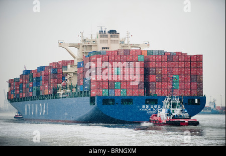 Europa Deutschland Hamburg, Hyundai Global Containerschiff der Reederei Hapag-Lloyd an Elbe im Hafen Stockfoto