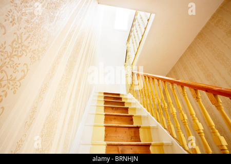 Alte Treppe führt nach oben, die wegen Renovierung geschlossen werden soll Stockfoto