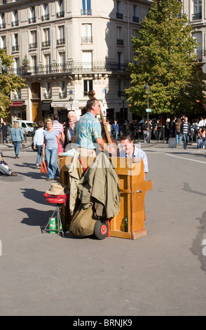 Straßenmusiker spielen auf der Pont-de-l'Archeveche Stockfoto