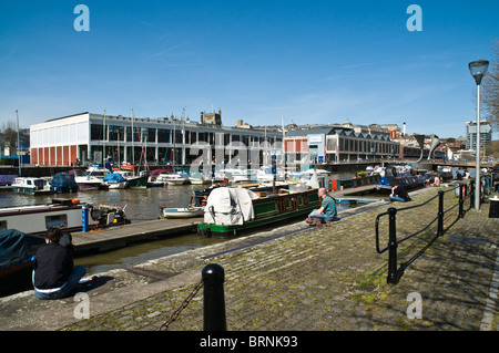 Dh St Augustines erreichen DOCKS BRISTOL BRISTOL Schwimmenden Hafen Lastkähne marina Pontoon Bordeaux Kai Gebäude Waterfront Stockfoto