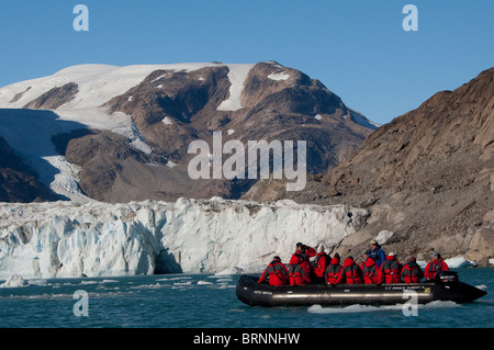 Grönland, Süd-und Ostküste, Skjoldungen-Fjord. Touristen erkunden die Thryms Gletscher im Tierkreis. Stockfoto