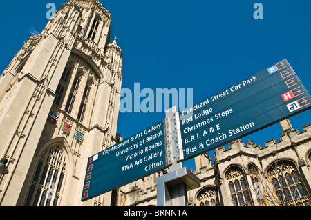 dh English University of Bristol CLIFTON BRISTOL ENGLAND Wegweiser Wills Memorial Building Gotischer Turm Touristeninformation nach Schild uk Stockfoto