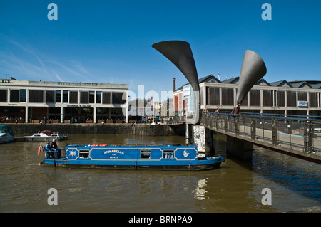 dh St Augustines erreichen Bristol DOCKS DAS Bristol Barge Boot segelt unter der Pero Brücke und Gebäude am Kai beherbergen die Hafenstadt am Kanal Stockfoto