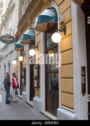 Ein paar Blick auf die Speisekarte. Figmuller Restaurant, Wien, Österreich. Stockfoto