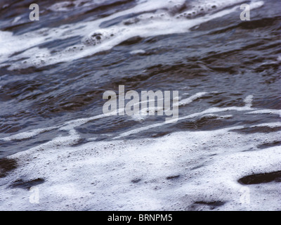 Detail der Meereswellen Bremsen hautnah Stockfoto