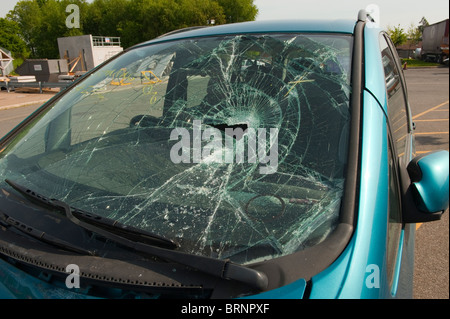 Zertrümmerten Auto Windschutzscheibe aus Fußgängerzone Verkehrsunfall Stockfoto