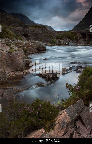 Der Fluss Coe in der Dämmerung wie es läuft durch Glen Coe in den schottischen Highlands Stockfoto