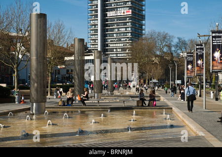 dh St Augustines Parade CITY BRISTOL People Entspannen Bristol Broad Quay City Centre Promenade Brunnen Stockfoto