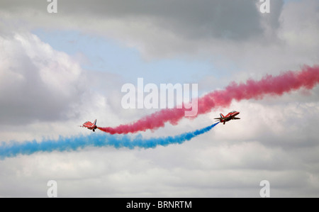 rote Pfeile zeigen Airshow Teambildung Rauch Stockfoto