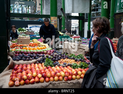 London, GROSSBRITANNIEN - OKTOBER 2011: Borough Market, in der Nähe der London Bridge einer der größten und ältesten Lebensmittelmärkte Londons Stockfoto