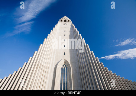 Die kultigen Hallgrims Kirkja in Reykjavik, Islands größte Kirche, entworfen von Gudjon Samuelsson, Stockfoto