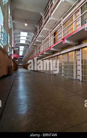 Blick in eine Zellenblock in das Gefängnis Insel Alcatraz, San Francisco, Kalifornien, USA Stockfoto