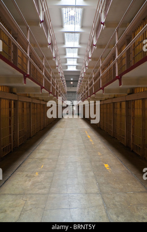 Blick in eine Zellenblock in das Gefängnis Insel Alcatraz, San Francisco, Kalifornien, USA Stockfoto